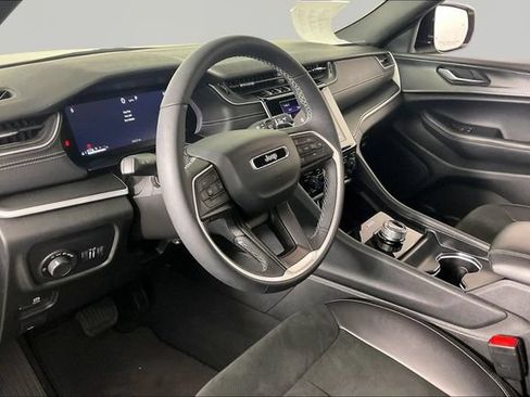 Used 2025 Jeep Grand Cherokee L Altitude AWD/4WD image 16
