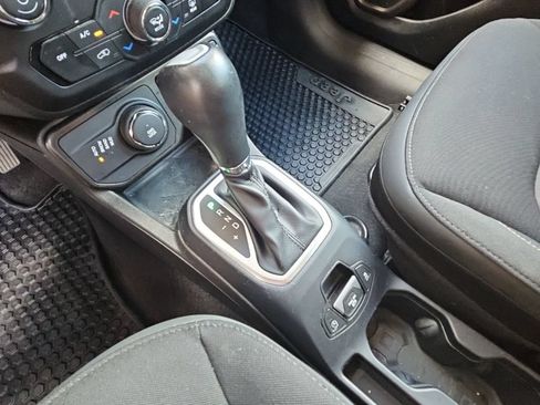 Used 2023 Jeep Renegade Latitude AWD/4WD image 18