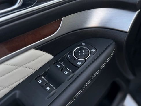 Used 2018 Ford Explorer Platinum image 28