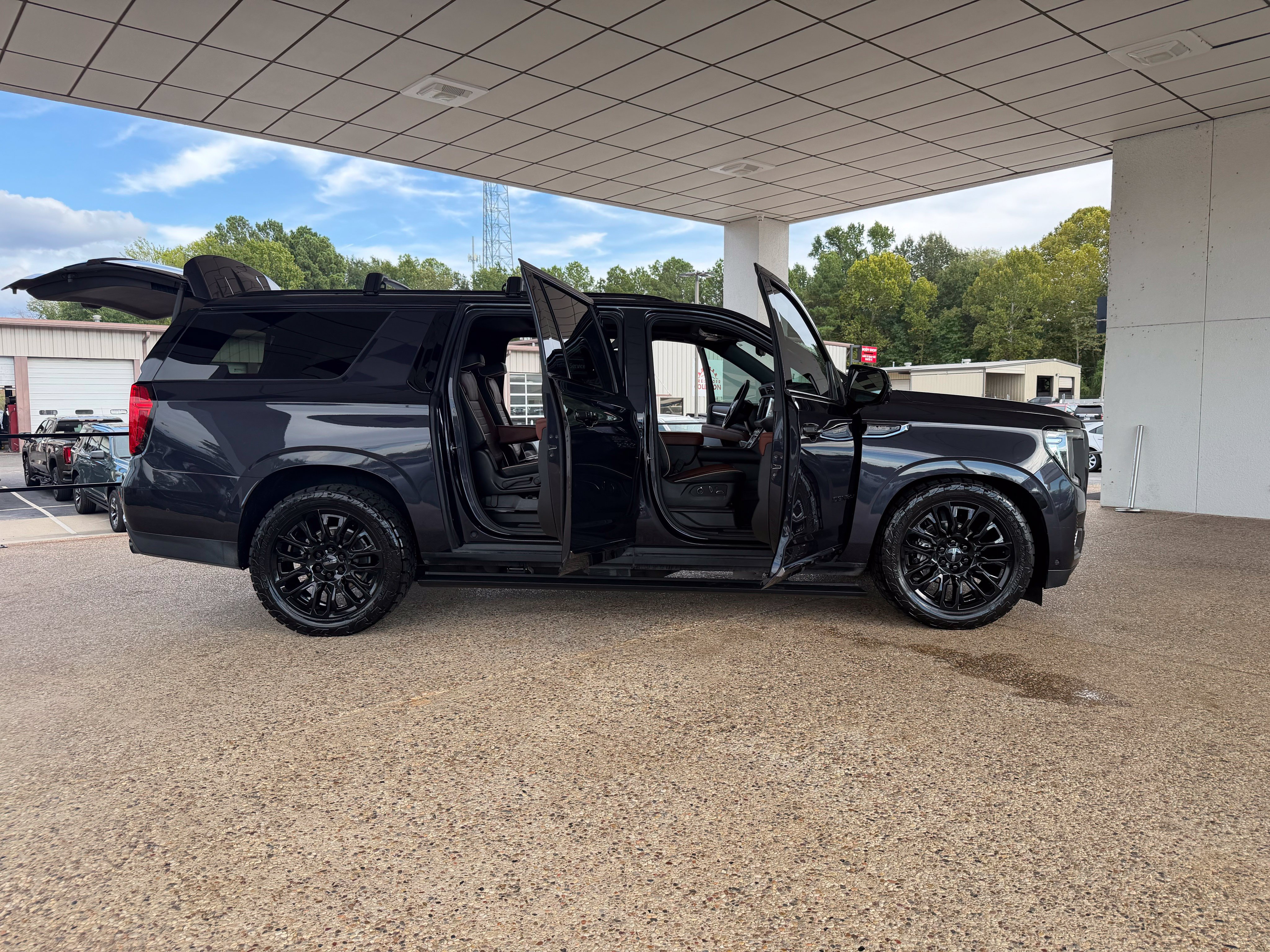 Used 2023 GMC Yukon XL Denali Ultimate AWD/4WD image 12