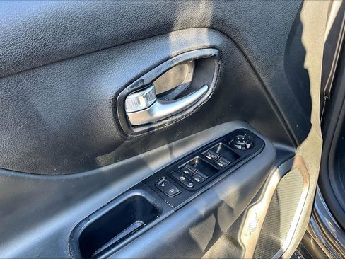 Used 2021 Jeep Renegade Limited image 30