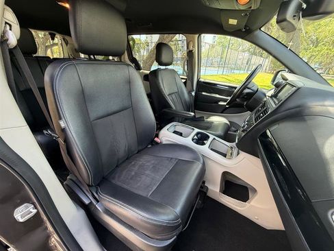 Used 2019 Dodge Grand Caravan SXT FWD image 19