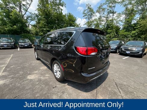Used 2020 Chrysler Pacifica Touring-L FWD image 5