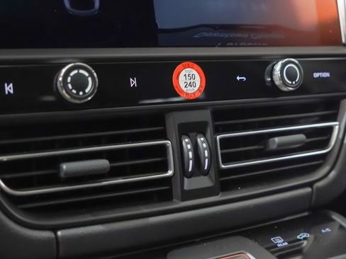 Certified 2025 Porsche Macan image 32