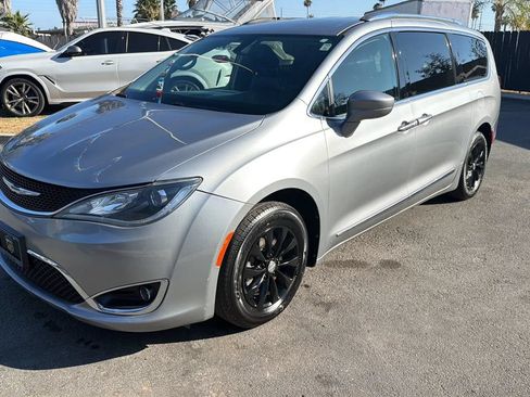 Used 2018 Chrysler Pacifica Touring-L FWD image 4