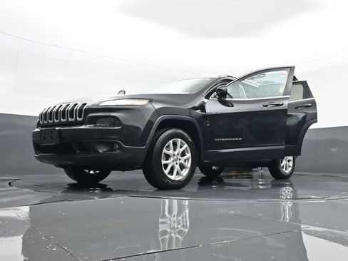 Used 2016 Jeep Cherokee Latitude w/ Cold Weather Group AWD/4WD image 32