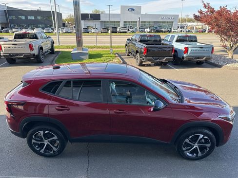 Used 2025 Chevrolet Trax RS w/ Sunroof Package FWD image 4