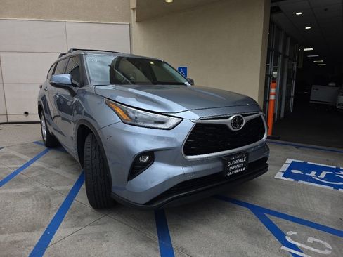 Used 2021 Toyota Highlander LE FWD image 1