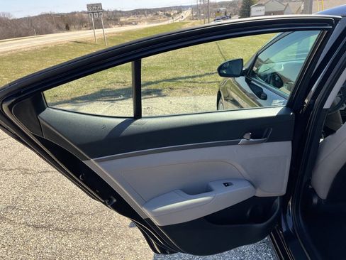 Used 2017 Hyundai Elantra SE w/ Cargo Package image 22