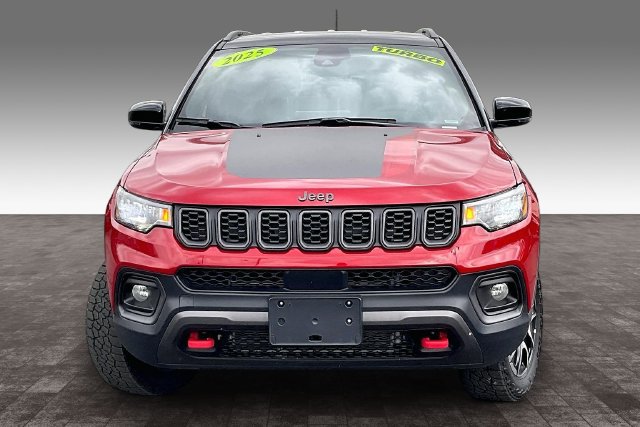 Used 2025 Jeep Compass Trailhawk AWD/4WD image 3