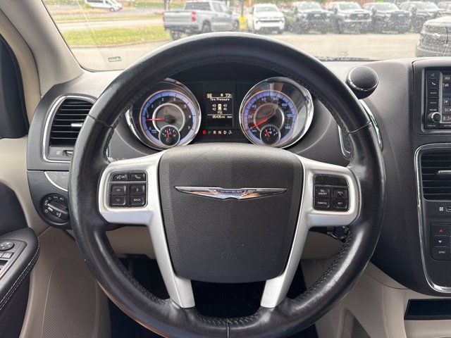 Used 2016 Chrysler Town & Country Touring w/ Driver Convenience Group FWD image 15