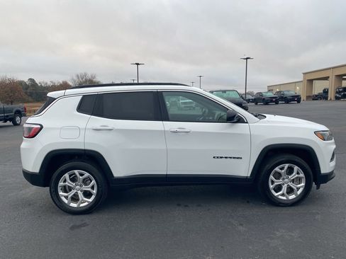 Used 2024 Jeep Compass Latitude image 9