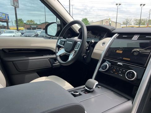 Used 2024 Land Rover Discovery S image 18