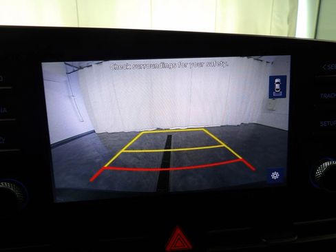 Used 2022 Hyundai Elantra SEL image 12