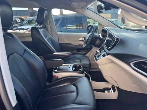 Used 2024 Chrysler Pacifica Touring-L FWD image 39