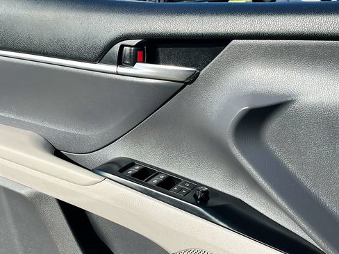 Used 2019 Toyota Camry SE FWD image 17
