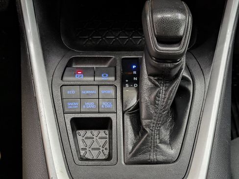 Used 2021 Toyota RAV4 LE image 6