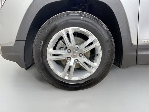 Used 2024 GMC Terrain SLE w/ Driver Convenience Package image 28