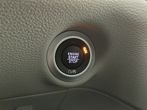 Used 2018 Chrysler Pacifica Limited image 27