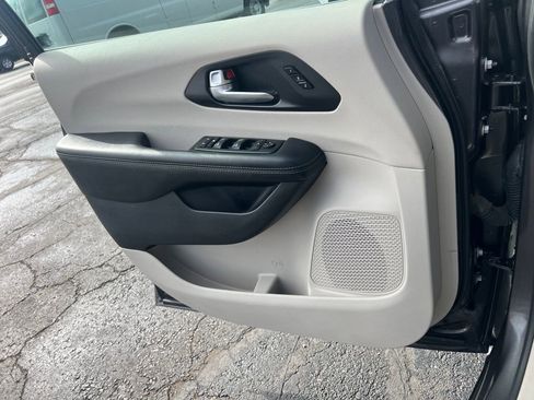 Used 2020 Chrysler Pacifica Limited image 10