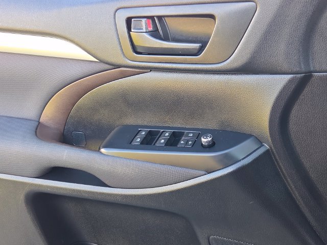 Used 2019 Toyota Highlander LE FWD image 29