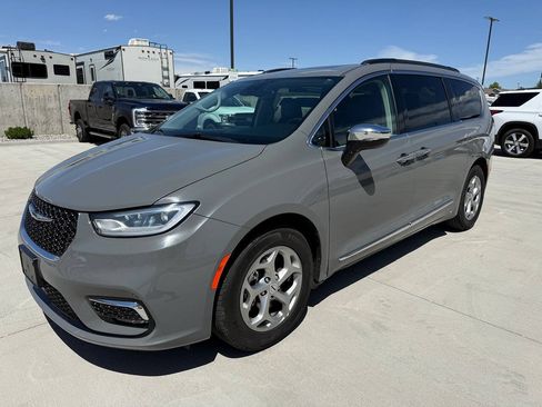 Used 2023 Chrysler Pacifica Limited FWD image 7