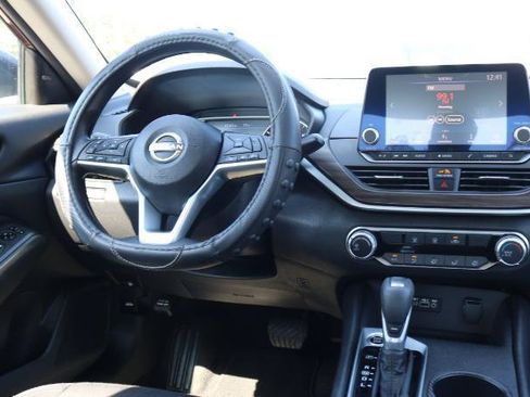 Used 2025 Nissan Altima 2.5 SV FWD image 17