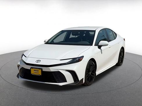 Used 2026 Toyota Camry SE FWD image 5