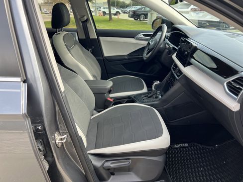 Certified 2025 Volkswagen Taos SE image 29