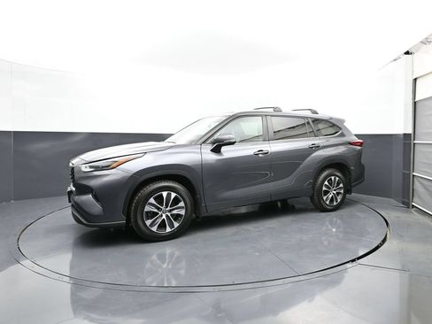 Used 2023 Toyota Highlander XLE AWD/4WD image 6