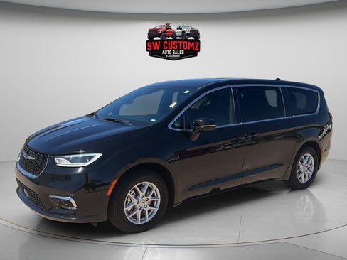 Used 2025 Chrysler Pacifica Select FWD image 3