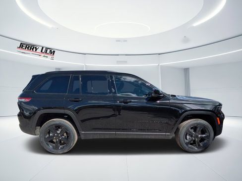 New 2025 Jeep Grand Cherokee Altitude image 2