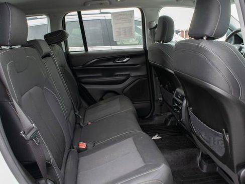 Used 2023 Jeep Grand Cherokee Laredo image 19