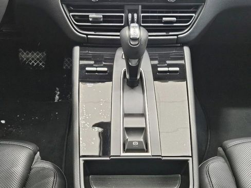 Certified 2025 Porsche Macan image 15
