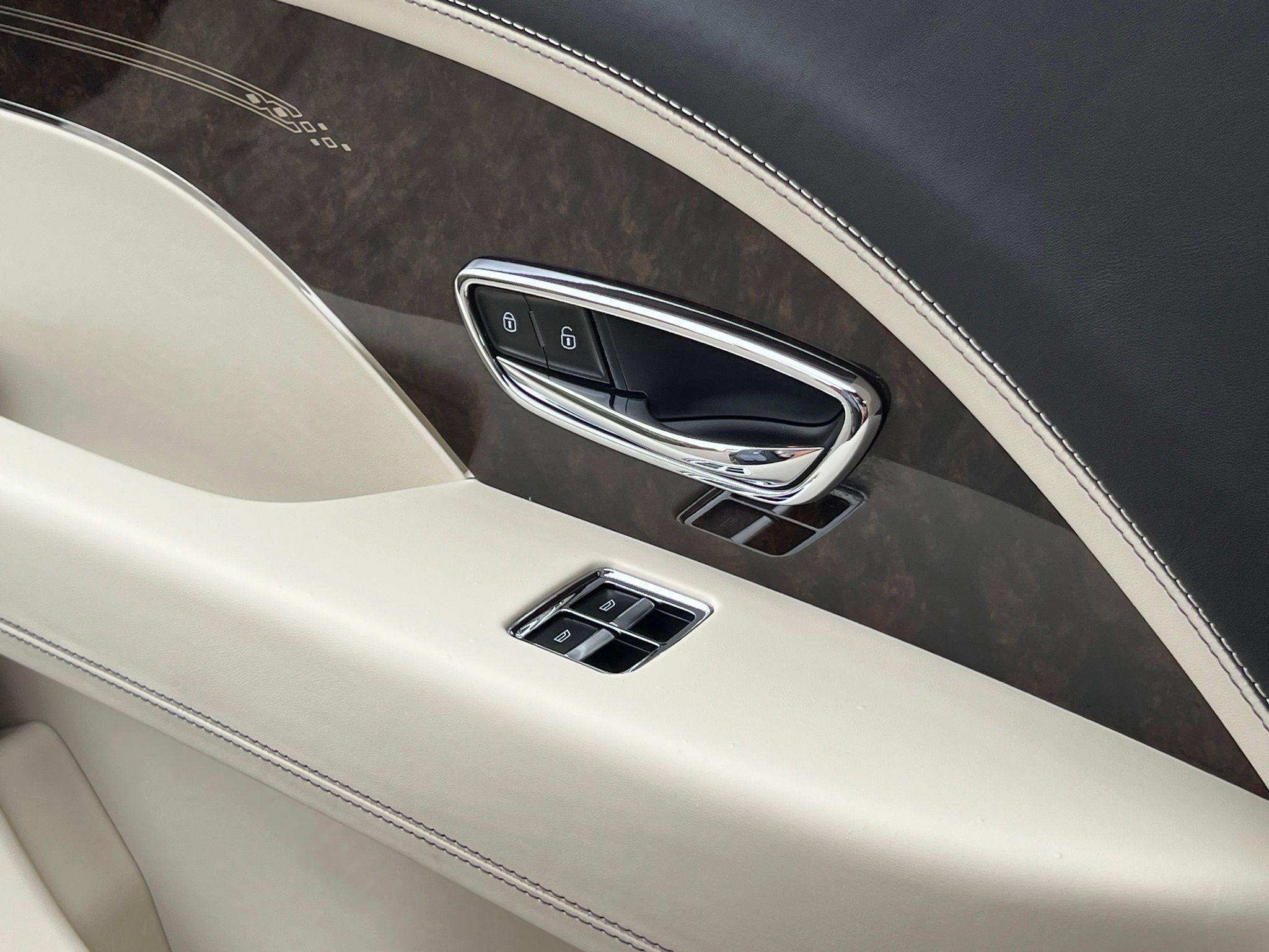 Used 2023 Bentley Bentayga Extended Wheelbase AWD/4WD image 39