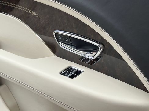 Used 2023 Bentley Bentayga Extended Wheelbase AWD/4WD image 39