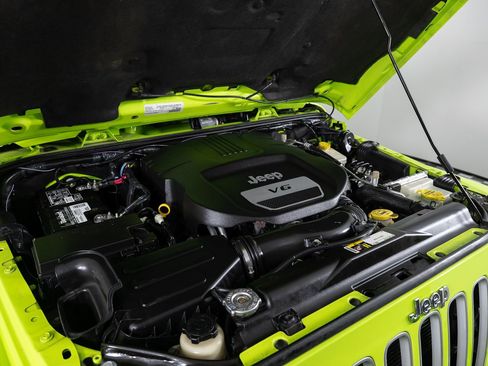 Used 2016 Jeep Wrangler Unlimited Sahara w/ Connectivity Group image 39