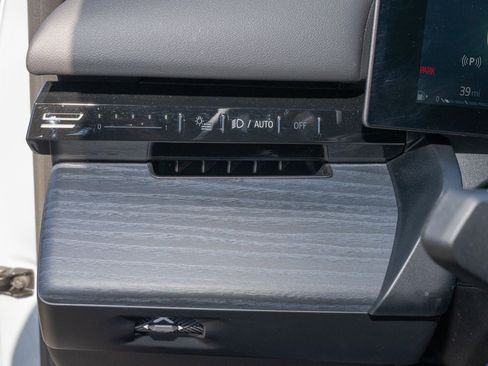 Used 2025 BMW 530i w/ M Sport Package RWD image 30