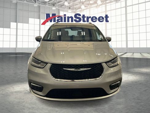 Used 2023 Chrysler Pacifica Limited FWD image 8