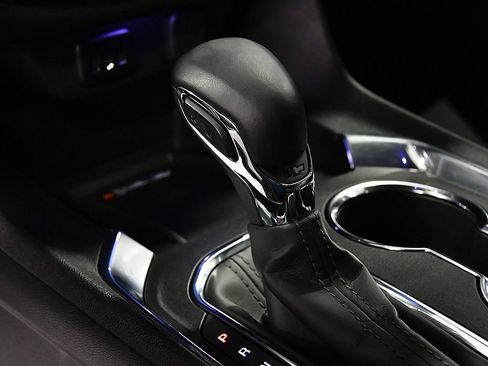 Used 2023 Chevrolet Traverse LT w/ Rear Camera Mirror Package image 23