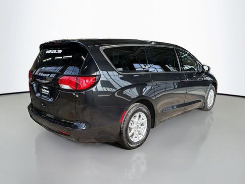 Used 2023 Chrysler Voyager LX image 7