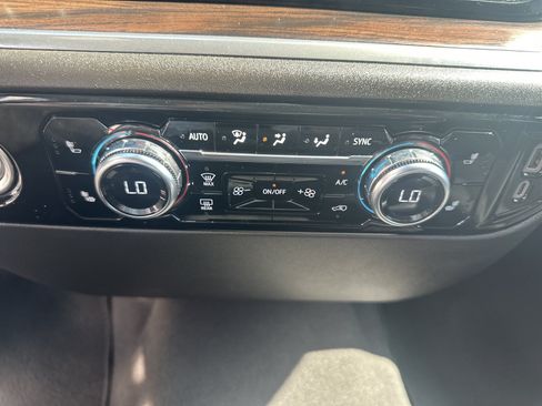Used 2024 GMC Sierra 1500 SLT AWD/4WD image 16