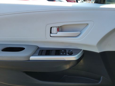 Used 2025 Toyota Sienna LE FWD image 17