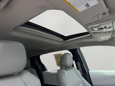 Used 2025 Toyota Sienna XLE AWD/4WD image 7