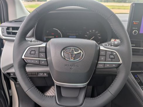 New 2026 Toyota Sienna XLE FWD image 18