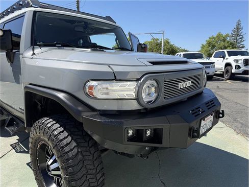 Used 2014 Toyota FJ Cruiser 4WD w/ Convenience Package image 14