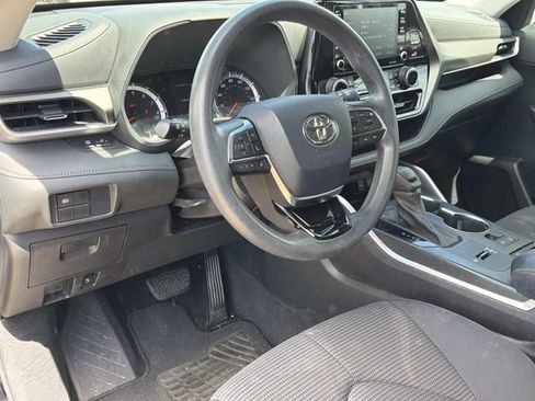 Used 2021 Toyota Highlander L FWD image 17