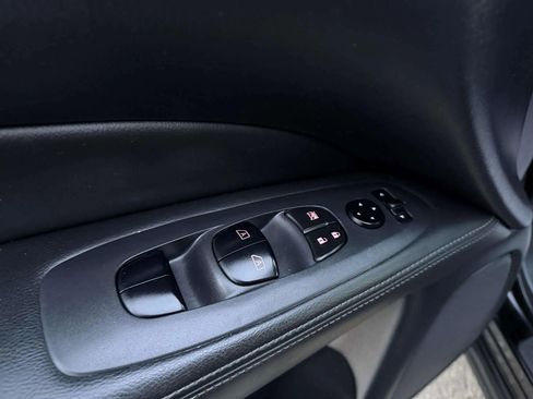 Used 2018 Nissan Pathfinder SV image 14