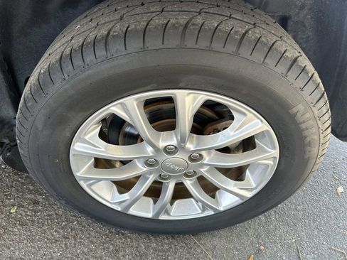 Used 2019 Jeep Cherokee Latitude w/ Popular Appearance Group image 10