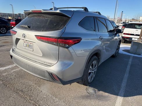 Used 2022 Toyota Highlander XLE image 5